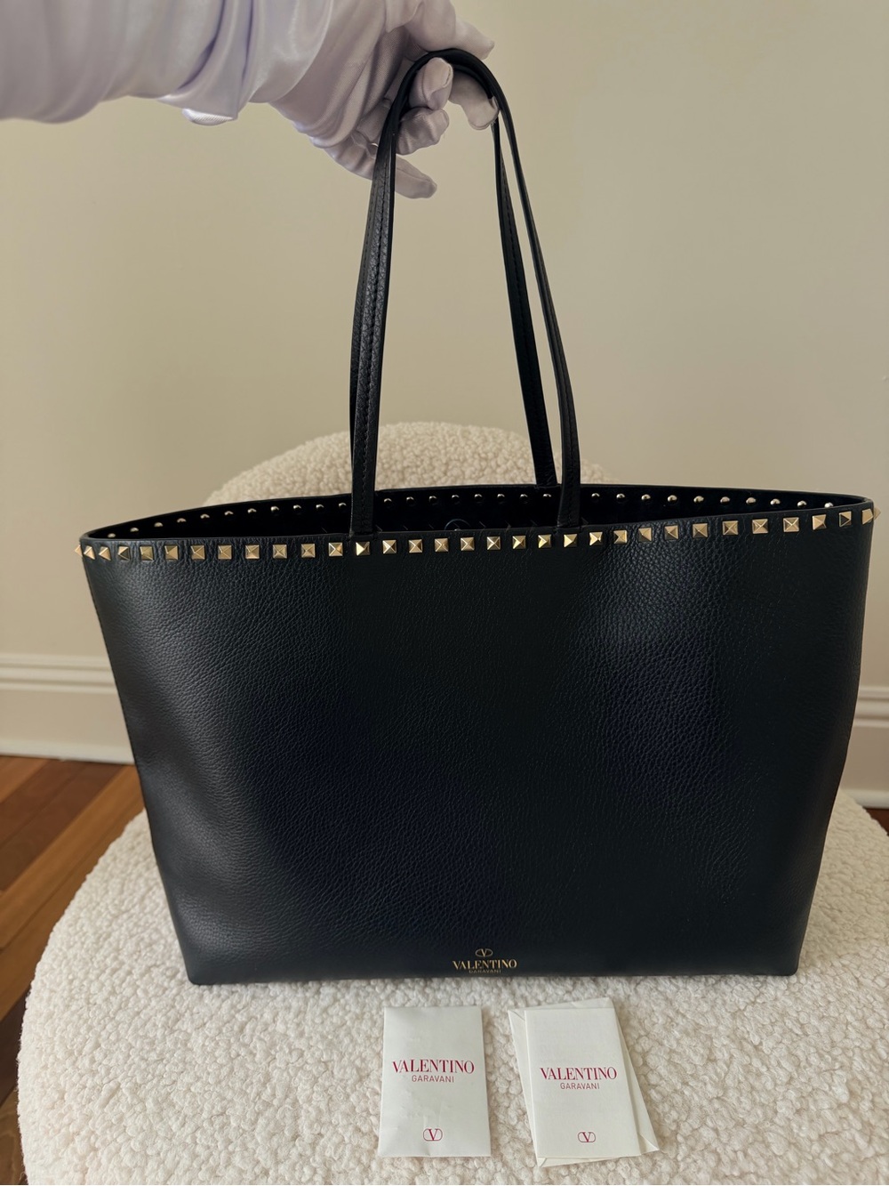 VALENTINO GARAVANI
Grained Calfskin Rockstud Shoulder Tote Black
Never been used